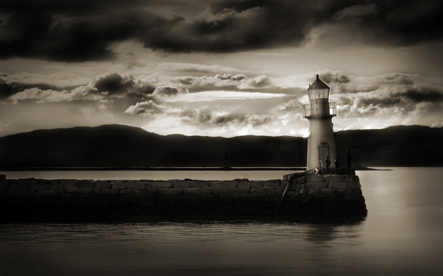 Обои облака, вода, берег, тучи, маяк, чёрно-белое, clouds, water, shore, lighthouse, black and white разрешение 1920x1200 Загрузить