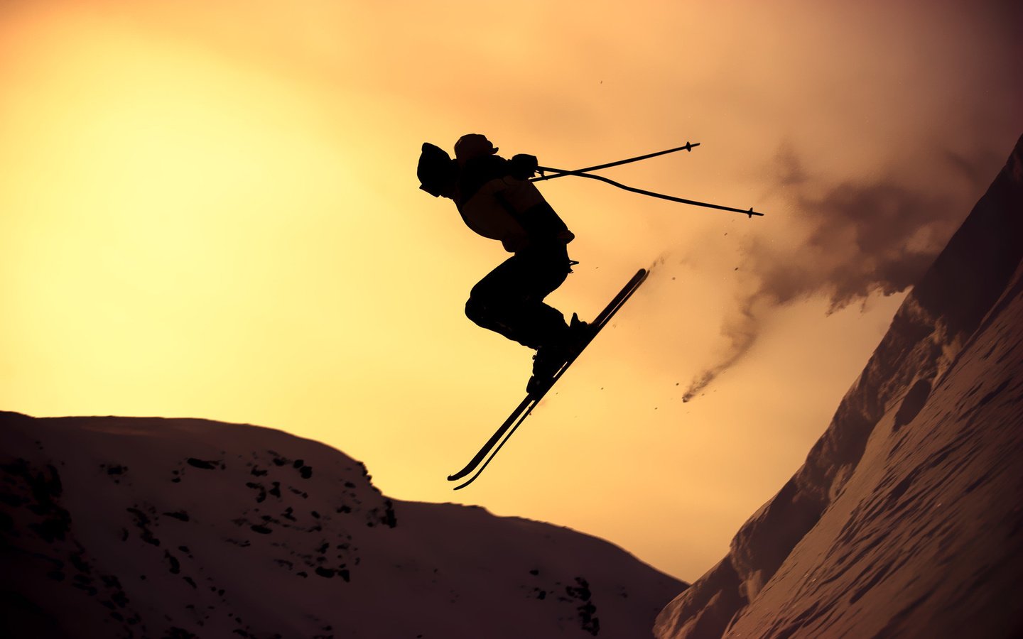 Обои горнолыжный спорт, горы, солнце, закат, зима, склон, спорт, лыжи, экстрим, mountains, the sun, sunset, winter, slope, sport, ski, extreme разрешение 1920x1200 Загрузить