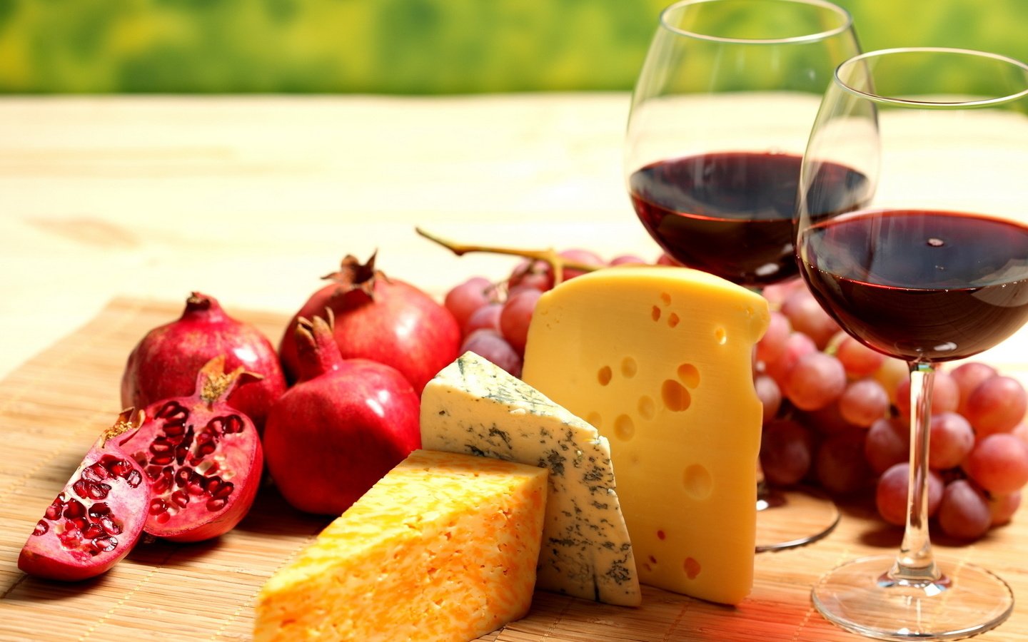 Обои виноград, фрукты, сыр, вино, бокалы, красное, гранат, grapes, fruit, cheese, wine, glasses, red, garnet разрешение 1920x1080 Загрузить
