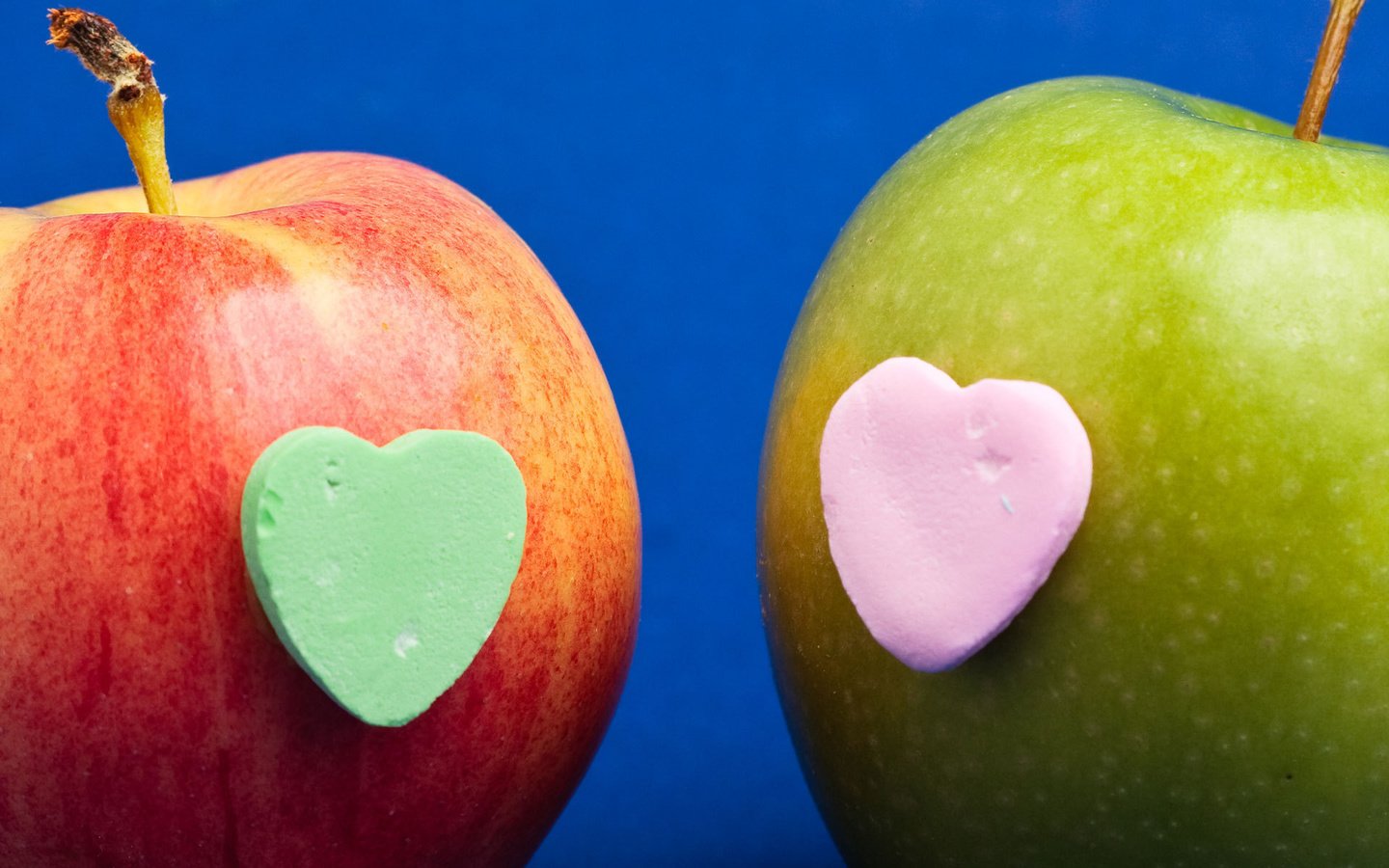 Обои сердечко, сердце, фрукт, яблоко, эппл, heart, fruit, apple разрешение 1920x1200 Загрузить