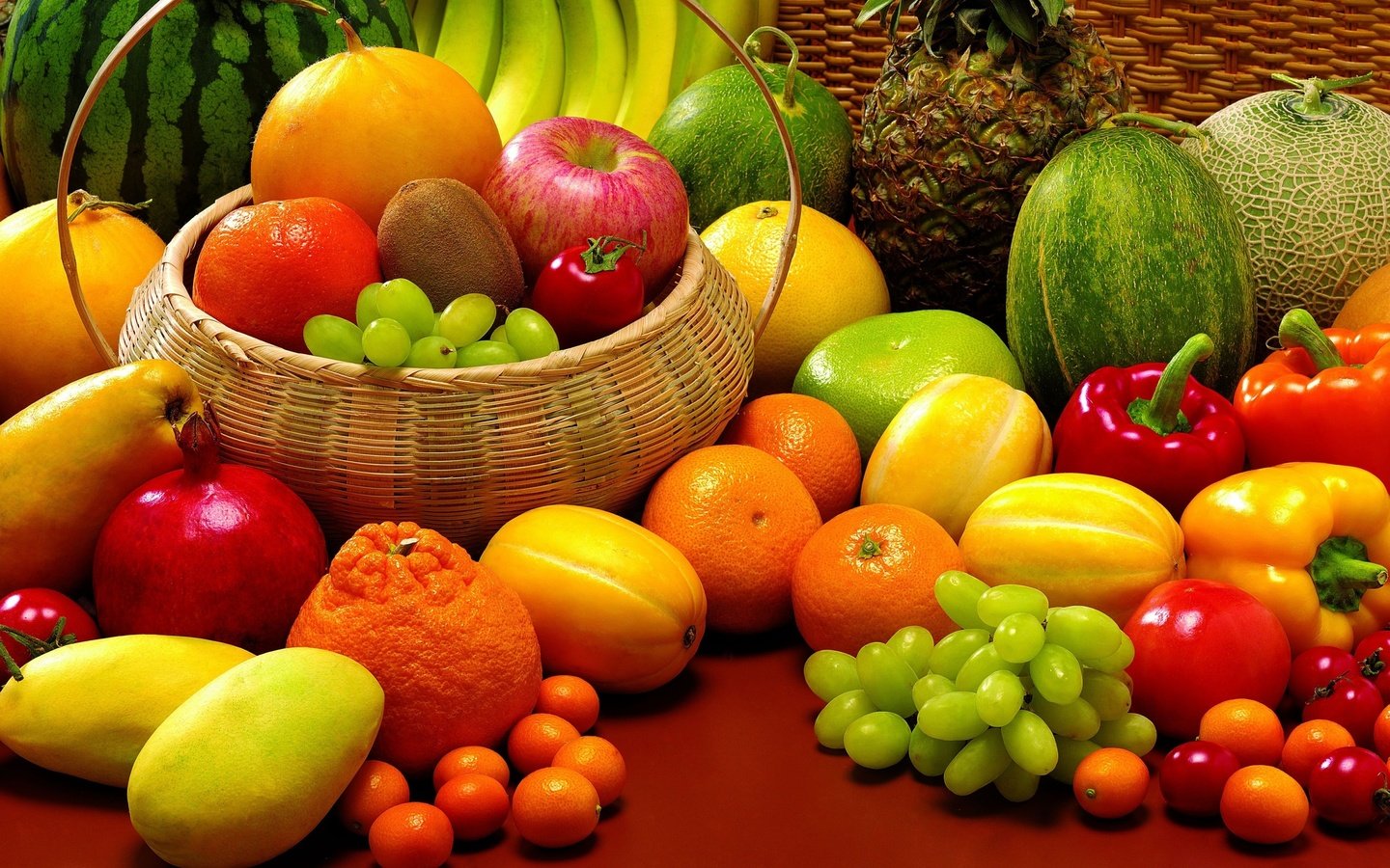 Обои виноград, бананы, грейпфруты, фрукты, натюрморт, арбуз, ананас, овощи, гранат, киви, паприка, корзинка, манго, помидоры, дыни, мандарины, кумкваты, grapes, bananas, grapefruit, fruit, still life, watermelon, pineapple, vegetables, garnet, kiwi, paprika, basket, mango, tomatoes, melon, tangerines, the kumquats разрешение 2560x1600 Загрузить