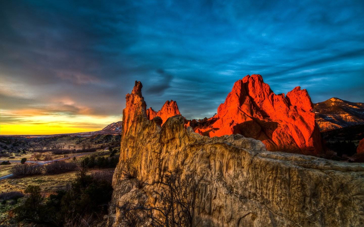 Обои небо, облака, горы, скалы, закат, колорадо, сад богов, the sky, clouds, mountains, rocks, sunset, colorado, garden of the gods разрешение 2048x1357 Загрузить