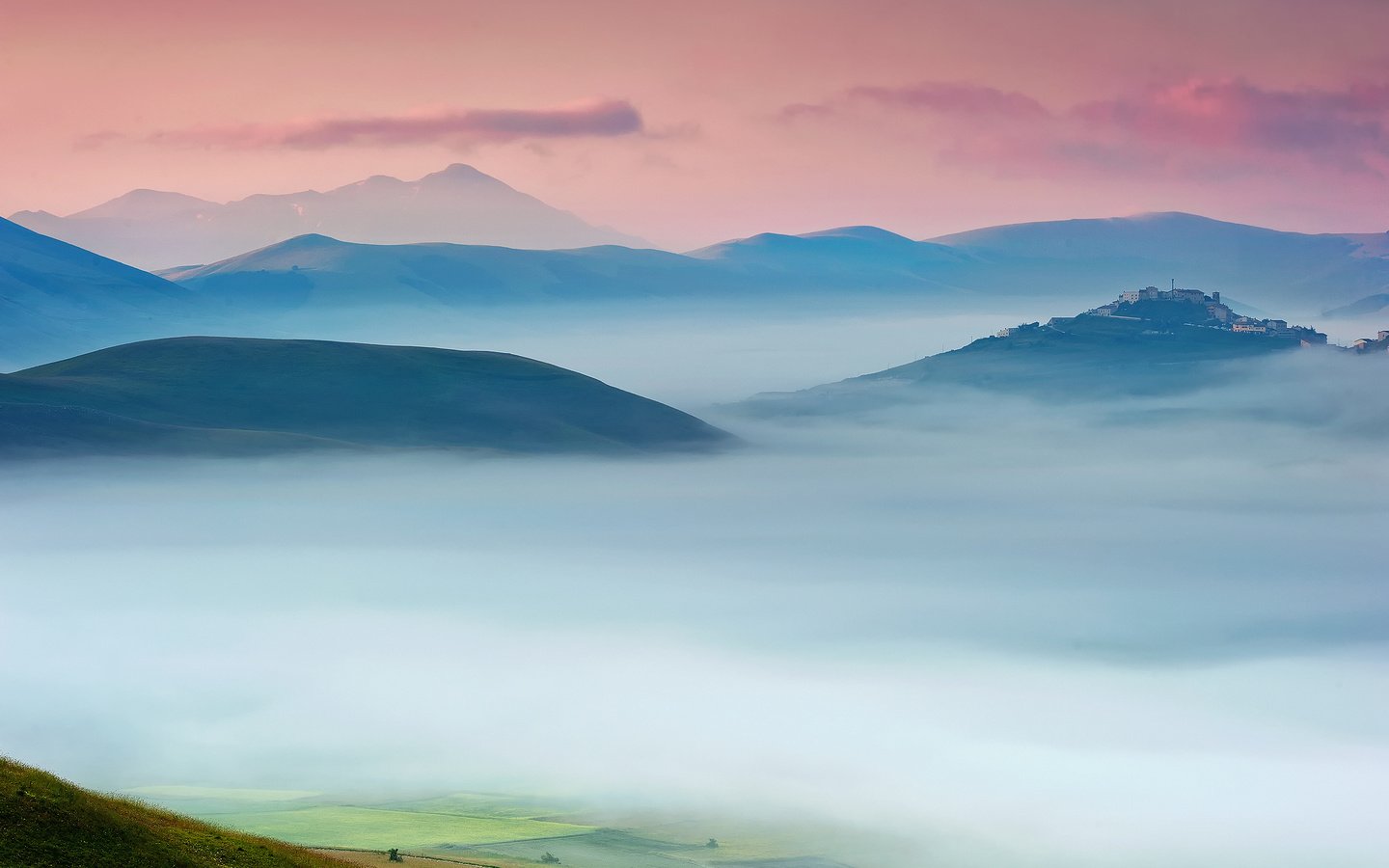 Обои небо, утро, туман, дом, италия, долина, усадьба, умбрия, the sky, morning, fog, house, italy, valley, estate, umbria разрешение 2048x1363 Загрузить