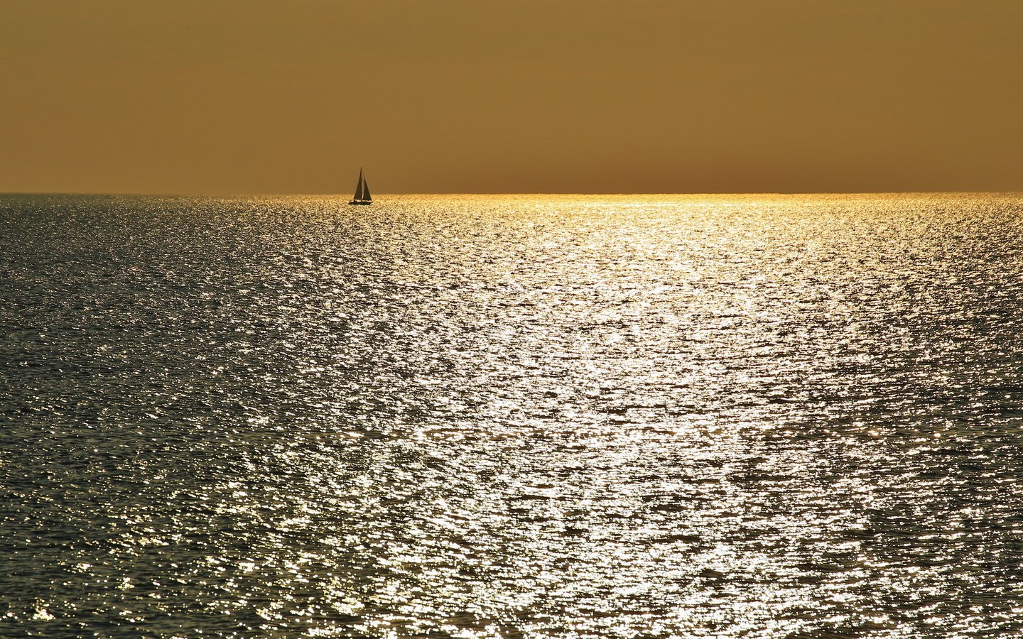 Обои небо, море, горизонт, лодка, паруса, the sky, sea, horizon, boat, sails разрешение 2560x1440 Загрузить