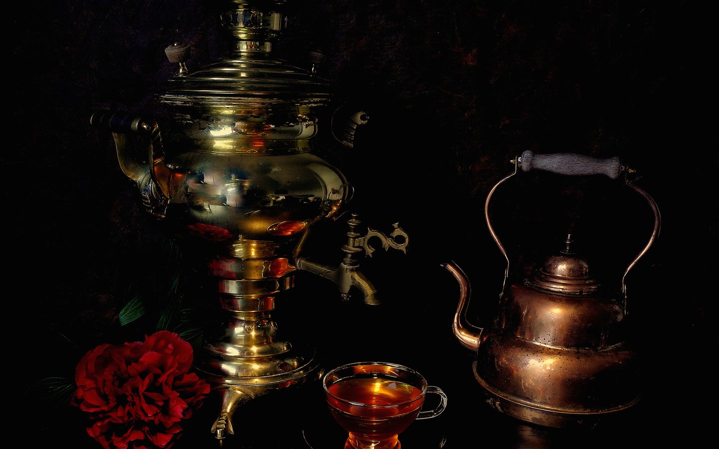 Обои цветок, черный фон, чашка, чай, чайник, натюрморт, самовар, flower, black background, cup, tea, kettle, still life, samovar разрешение 2048x1536 Загрузить