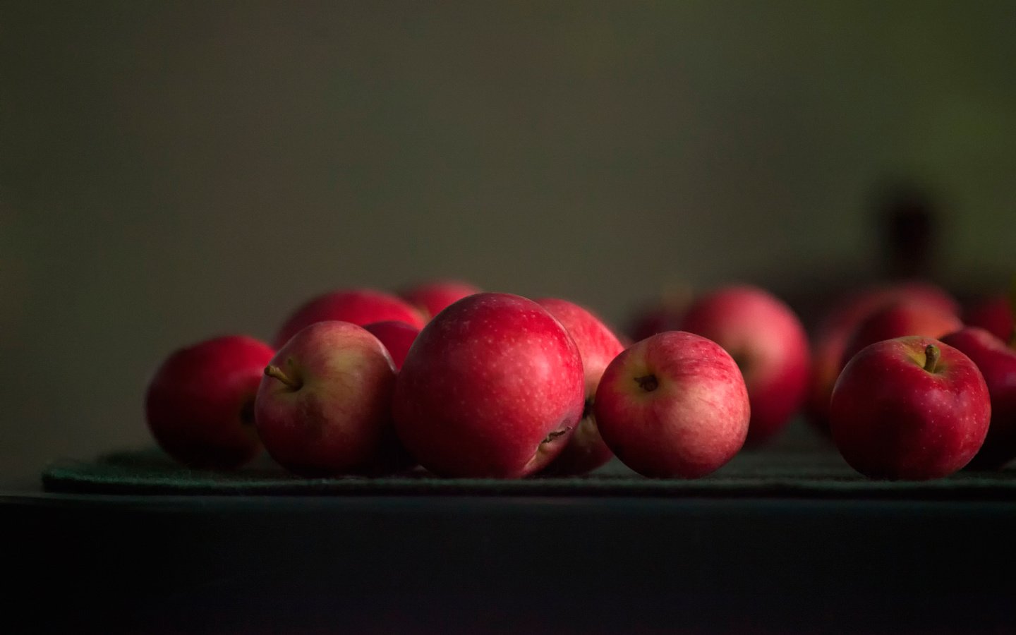 Обои яблоки, красные, боке, apples, red, bokeh разрешение 2048x1365 Загрузить