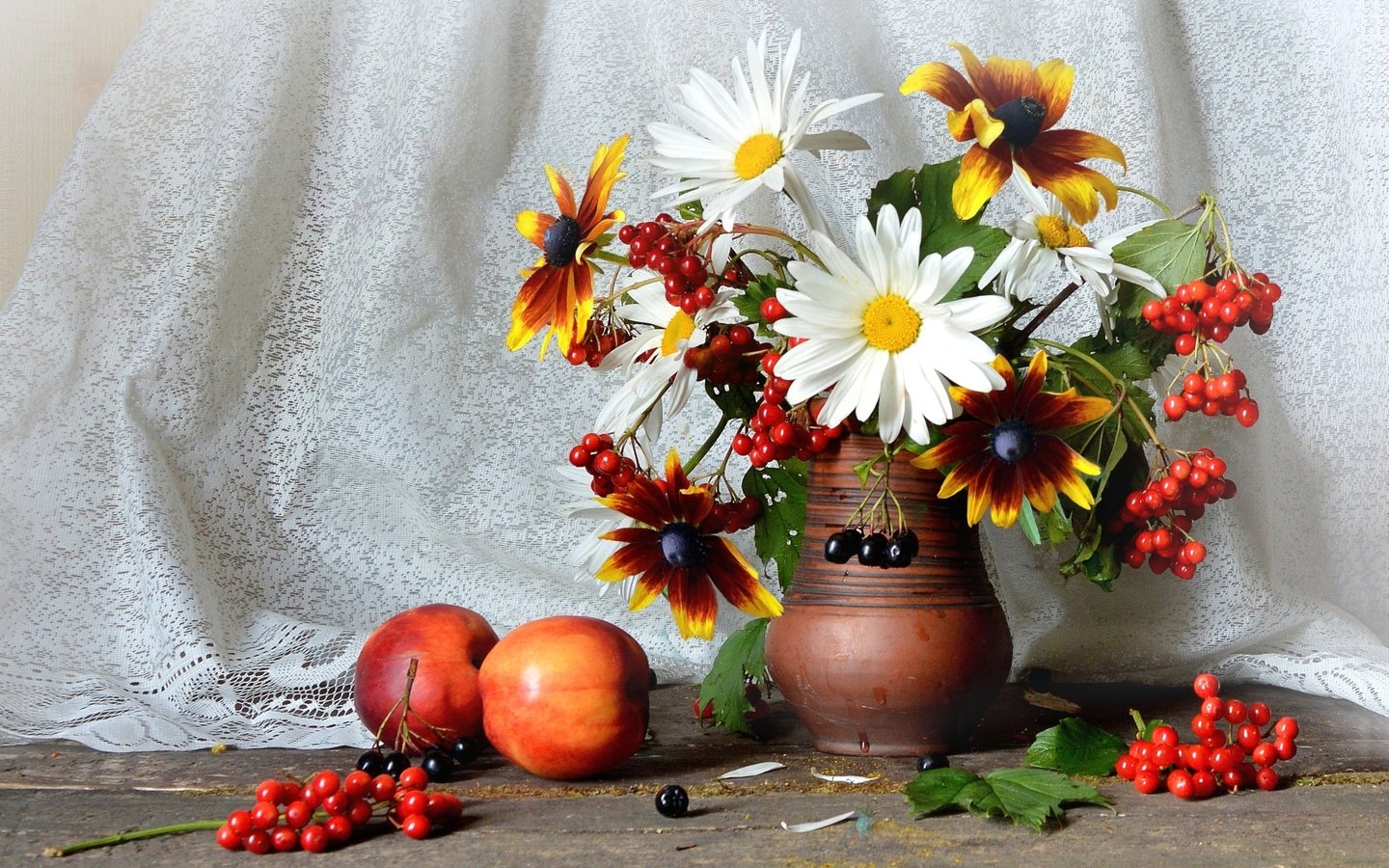 Обои ромашки, букет, натюрморт, калина, нектарины, рудбекия, арония, chamomile, bouquet, still life, kalina, nectarines, rudbeckia, aronia разрешение 1920x1225 Загрузить