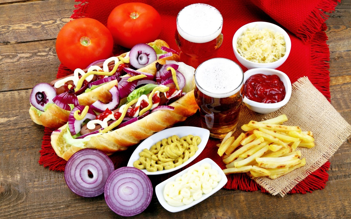 Обои пиво, хот дог, колбаса, помидоры, помидор, соус, сосиски, брынза, быстрое питание, хот-дог, hot dog, beer, sausage, tomatoes, tomato, sauce, cheese, fast food разрешение 2880x1920 Загрузить