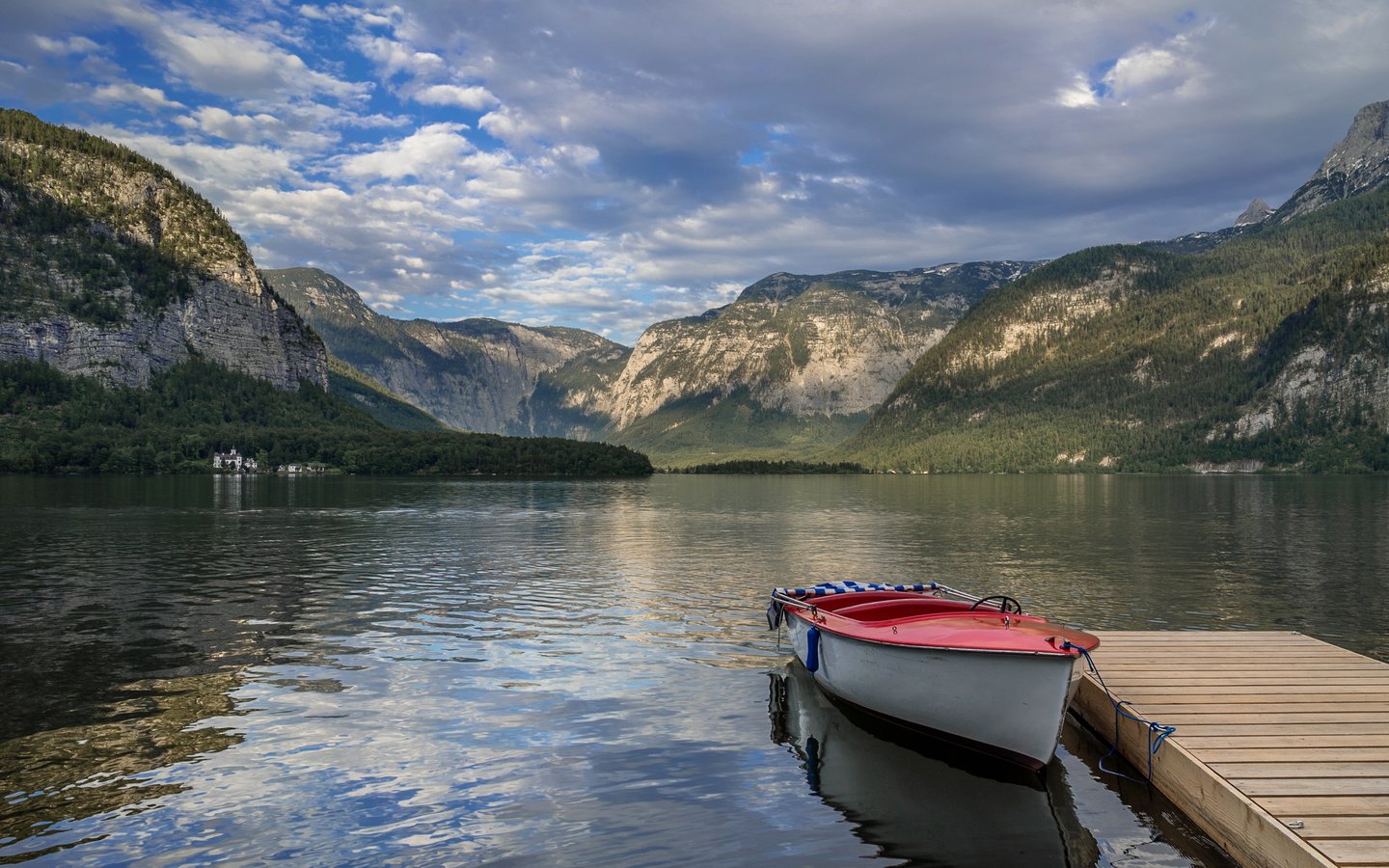 Обои облака, лодка, озеро, hallstatt lake, горы, скалы, берег, лес, австрия, причал, clouds, boat, lake, mountains, rocks, shore, forest, austria, pier разрешение 3555x2000 Загрузить