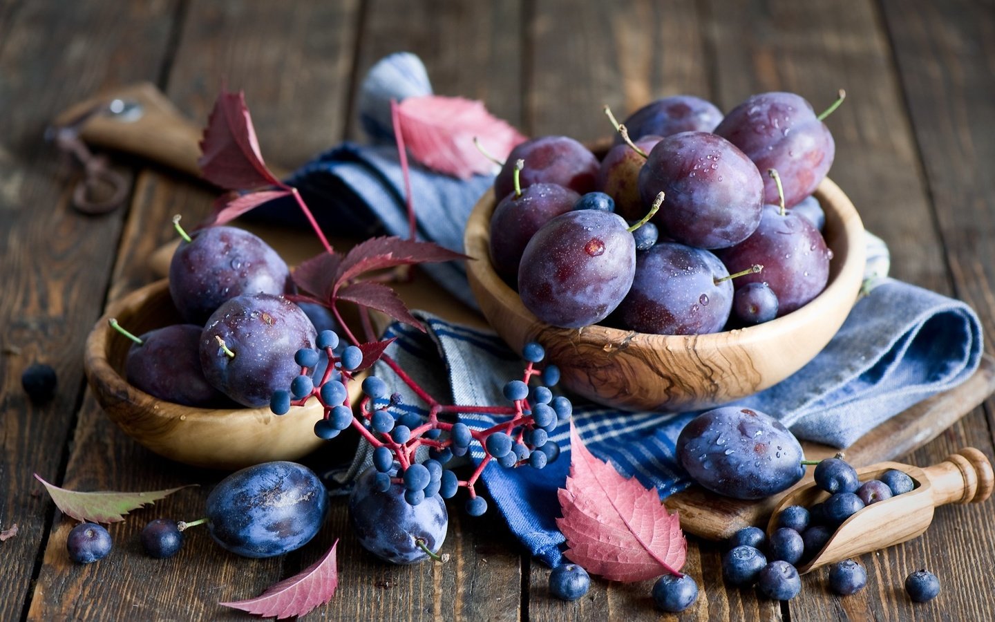 Обои фрукты, стол, ягоды, черника, натюрморт, миска, слива, fruit, table, berries, blueberries, still life, bowl, drain разрешение 2000x1331 Загрузить