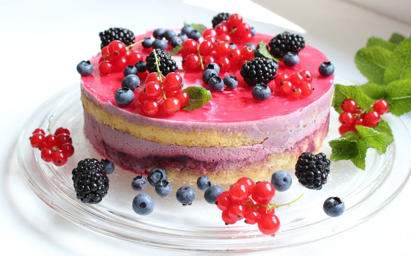 Обои ягоды, черника, сладкое, торт, красная смородина, десерт, ежевика, berries, blueberries, sweet, cake, red currant, dessert, blackberry разрешение 2560x1600 Загрузить