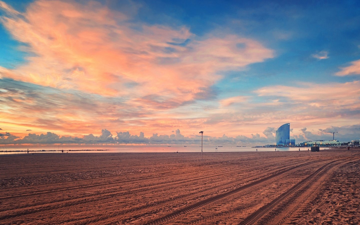 Обои закат, песок, пляж, город, испания, барселона, sunset, sand, beach, the city, spain, barcelona разрешение 2048x1364 Загрузить