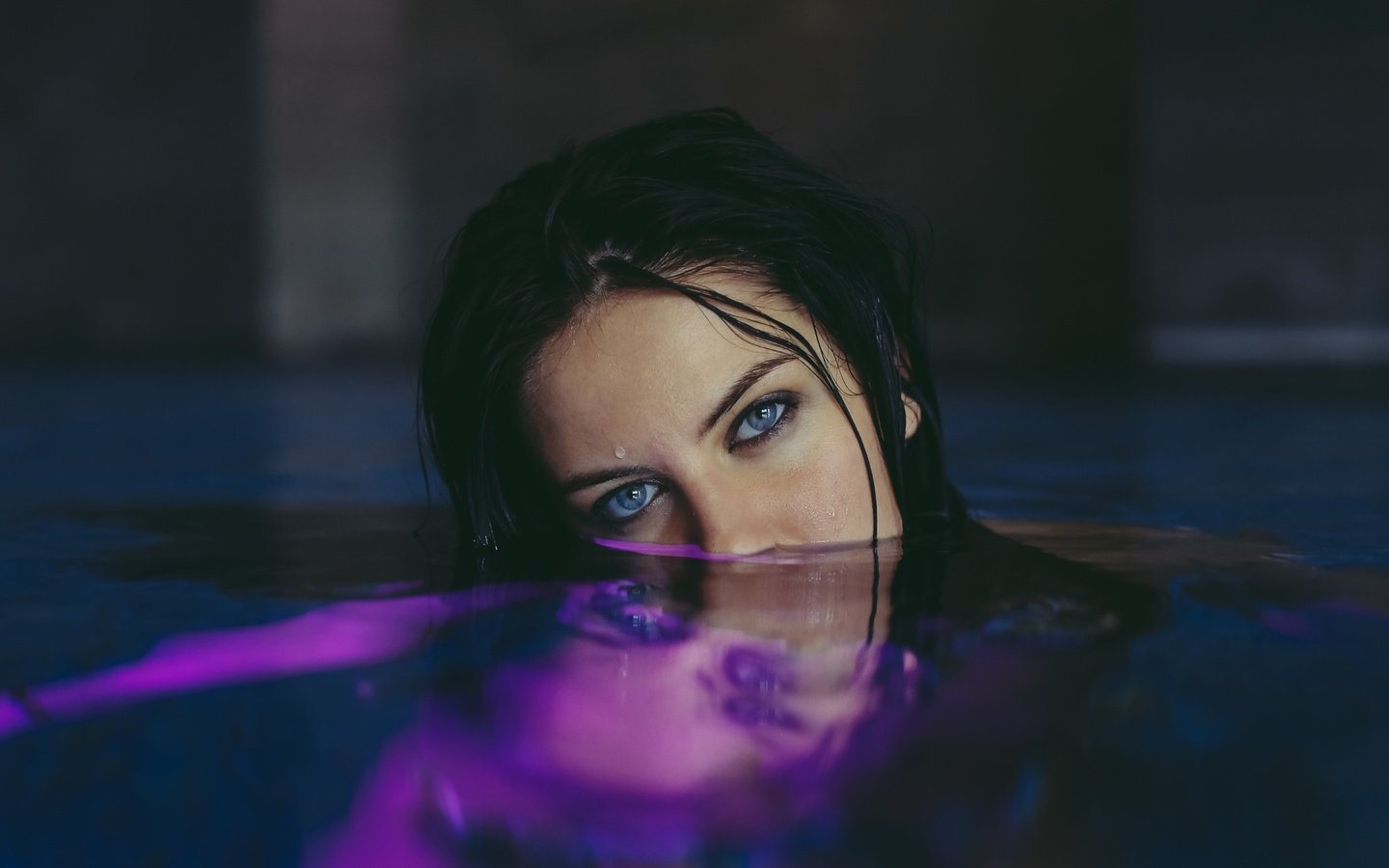 Обои вода, девушка, взгляд, волосы, голубые глаза, water, girl, look, hair, blue eyes разрешение 2048x1192 Загрузить