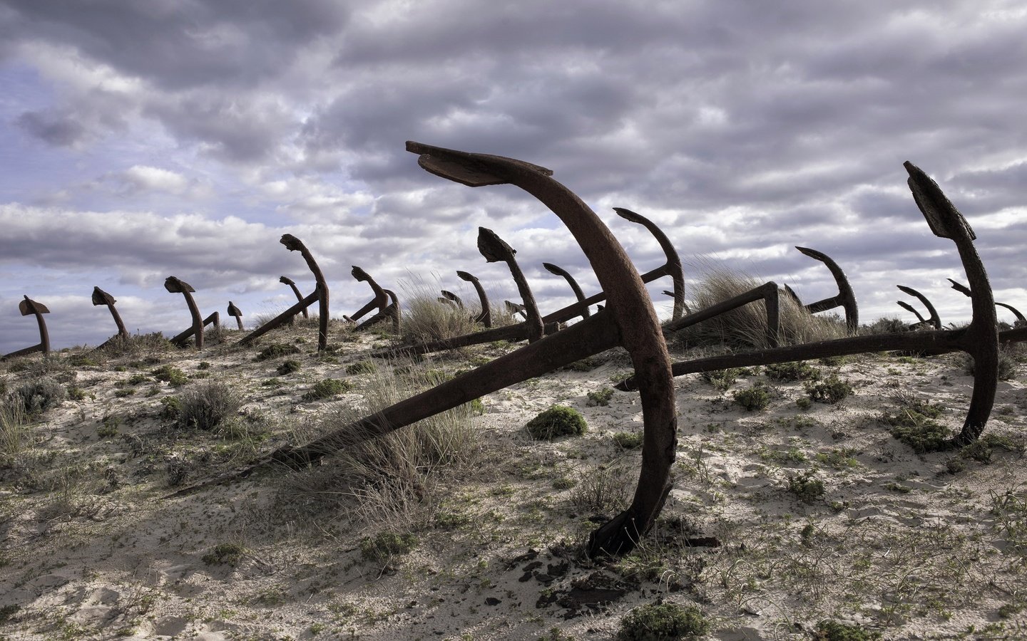 Обои небо, облака, берег, песок, пляж, якорь, the sky, clouds, shore, sand, beach, anchor разрешение 2048x1332 Загрузить