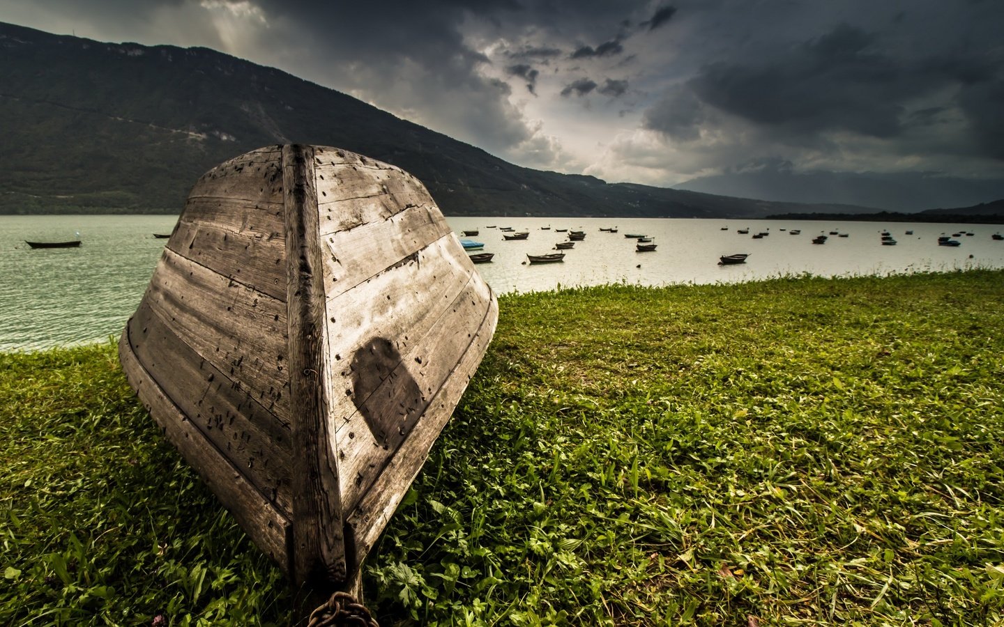 Обои река, природа, берег, зелень, гора, лодка, river, nature, shore, greens, mountain, boat разрешение 2560x1597 Загрузить