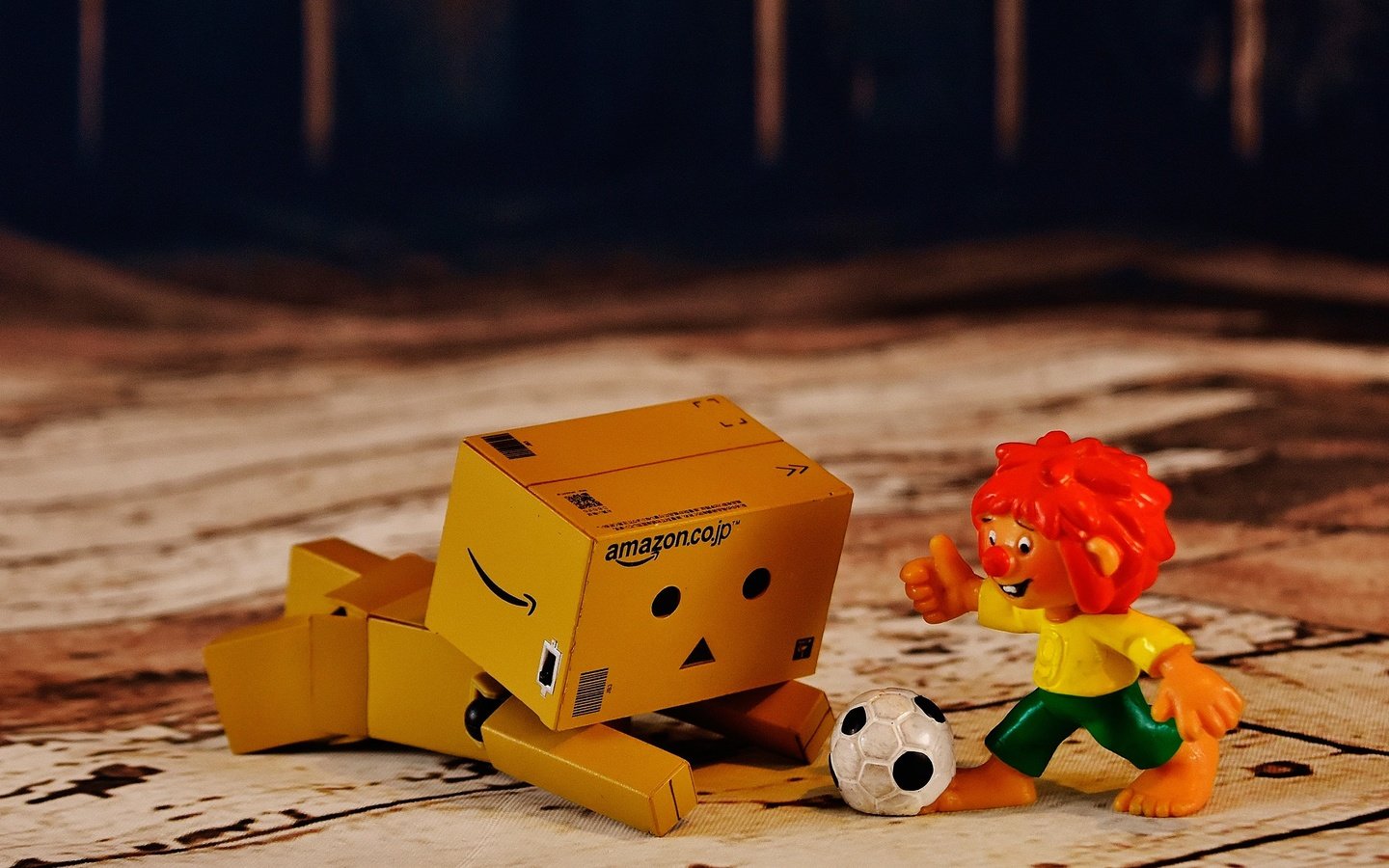 Обои футбол, игра, игрушки, человечек, мяч, данбо, картонный робот, football, the game, toys, man, the ball, danbo, cardboard robot разрешение 2560x1880 Загрузить