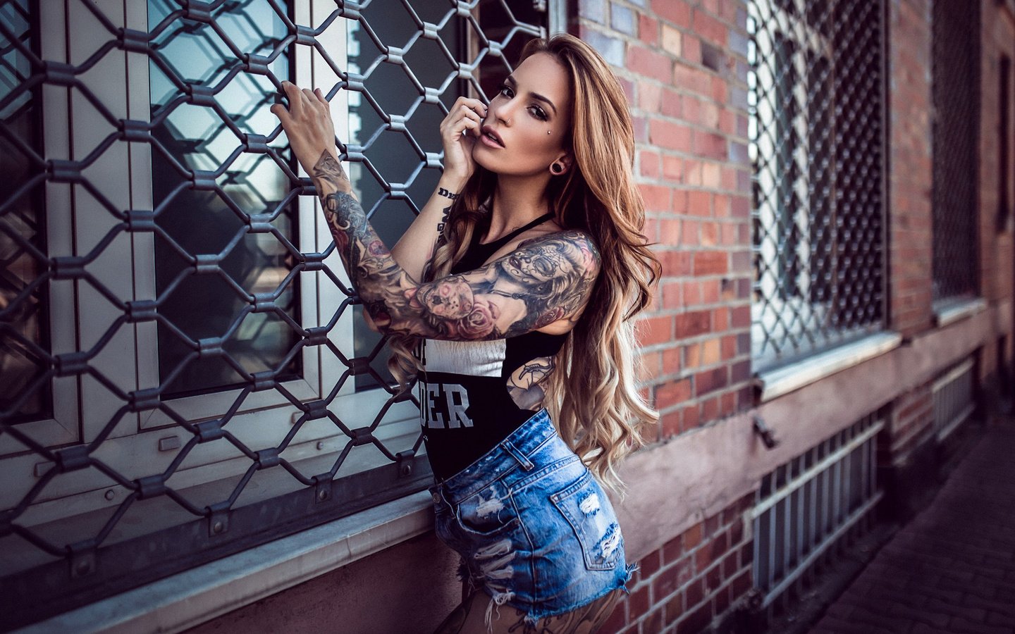 Обои девушка, брюнетка, татуировки, майка, шорты, шорты., girl, brunette, tattoo, mike, shorts, shorts. разрешение 2560x1600 Загрузить