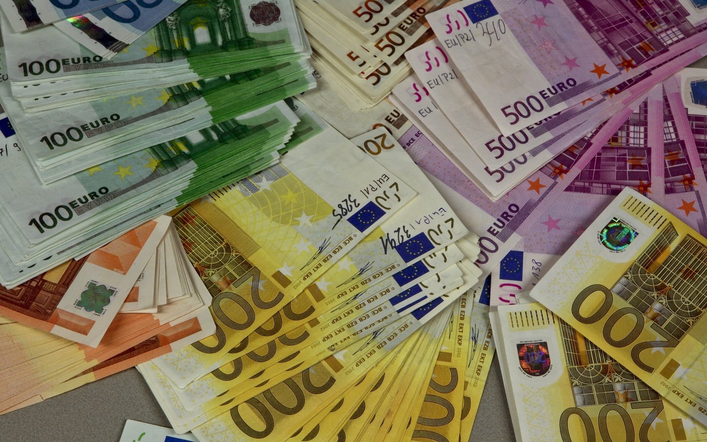 Обои деньги, валюта, купюры, евро, money, currency, bills, euro разрешение 2560x1600 Загрузить
