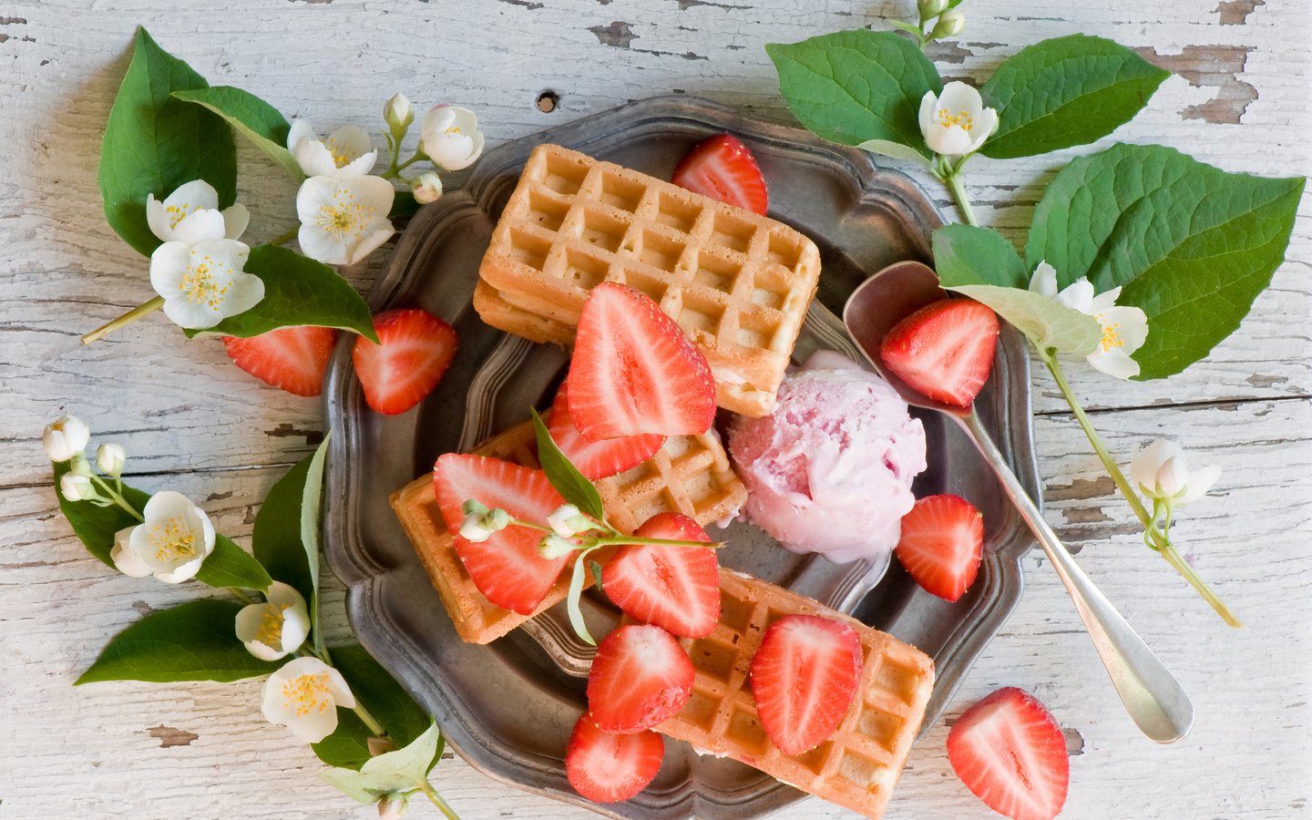 Обои мороженое, клубника, ягоды, вафли, жасмин, ice cream, strawberry, berries, waffles, jasmine разрешение 4192x2776 Загрузить