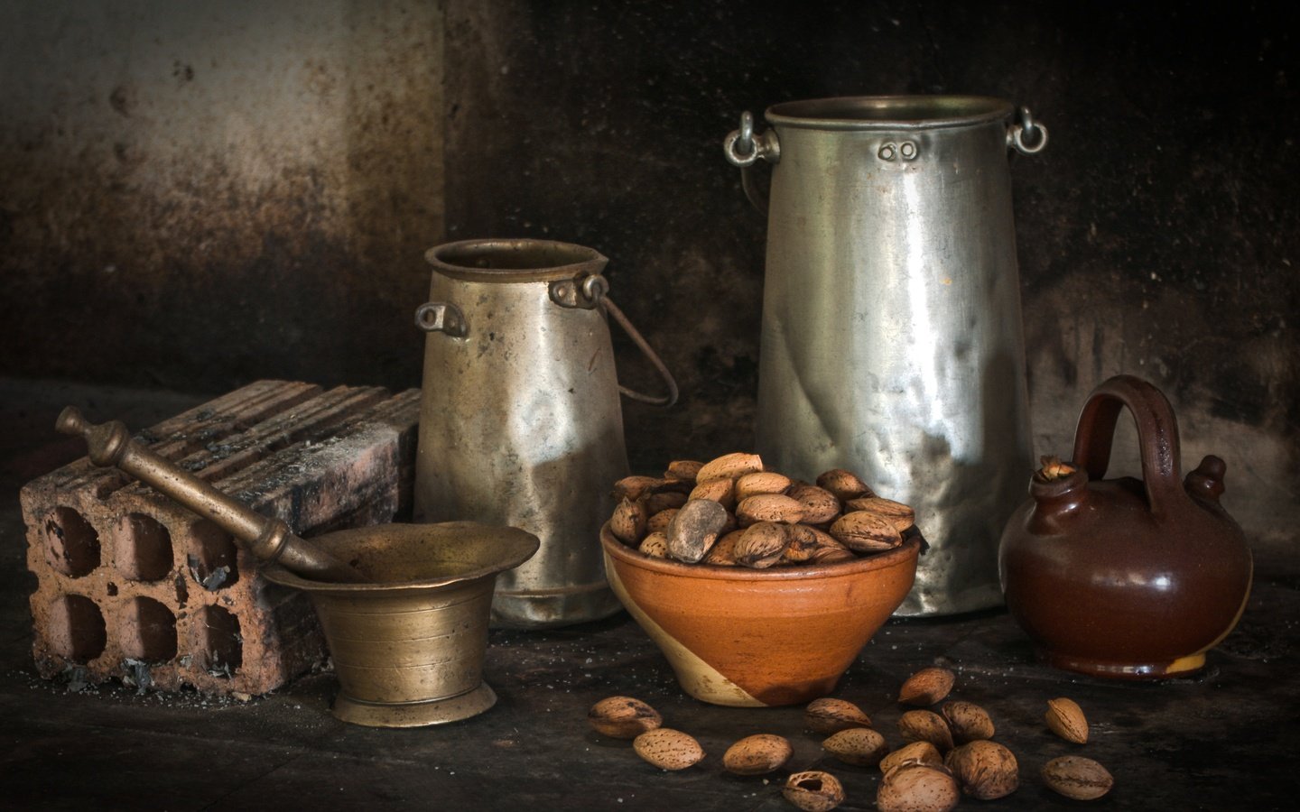 Обои орехи, кирпич, натюрморт, миндаль, бидон, ступка, утварь, nuts, brick, still life, almonds, cans, mortar, utensils разрешение 3708x2440 Загрузить