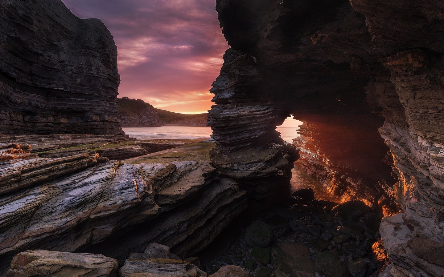 Обои небо, облака, скалы, берег, закат, море, the sky, clouds, rocks, shore, sunset, sea разрешение 2048x1367 Загрузить