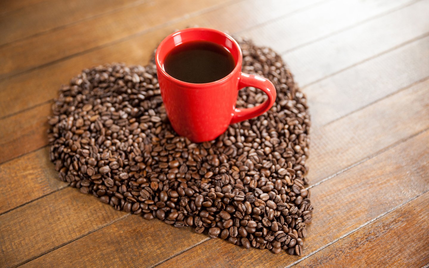 Обои кофе, сердце, чашка, кофейные зерна, деревянная поверхность, coffee, heart, cup, coffee beans, wooden surface разрешение 4000x2667 Загрузить