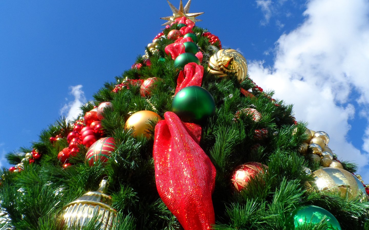 Обои небо, облака, новый год, елка, звезда, рождество, елочные игрушки, the sky, clouds, new year, tree, star, christmas, christmas decorations разрешение 3840x2400 Загрузить