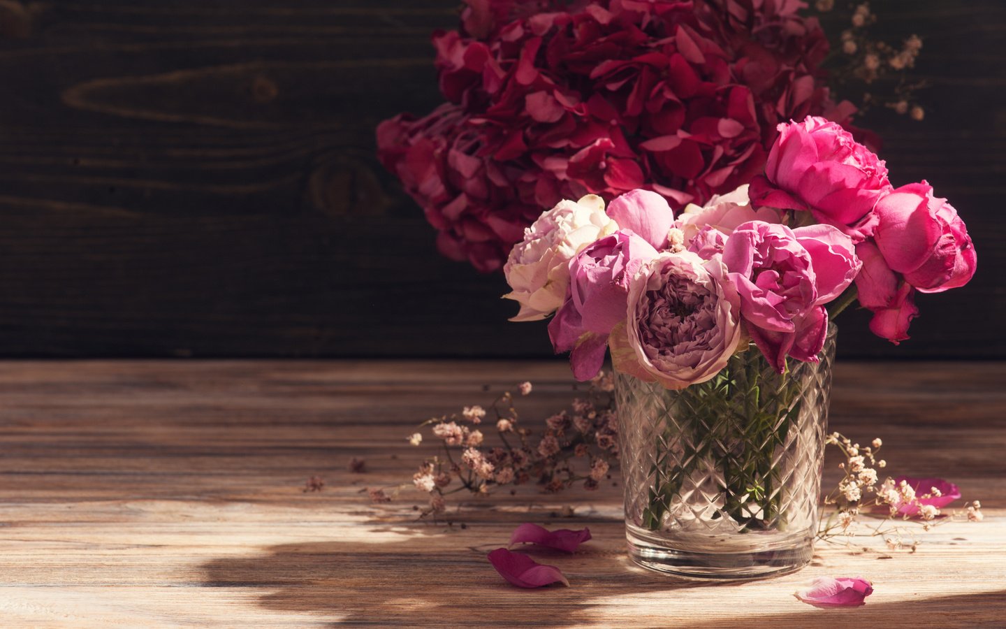 Обои цветы, розы, красные, ваза, гортензия, irina bort, flowers, roses, red, vase, hydrangea разрешение 4256x2832 Загрузить