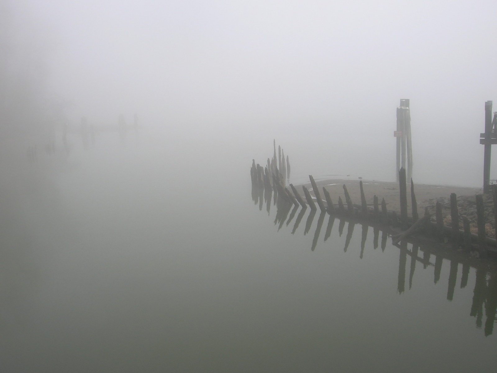 Обои берег, туман, останки, shore, fog, the remains разрешение 1920x1440 Загрузить