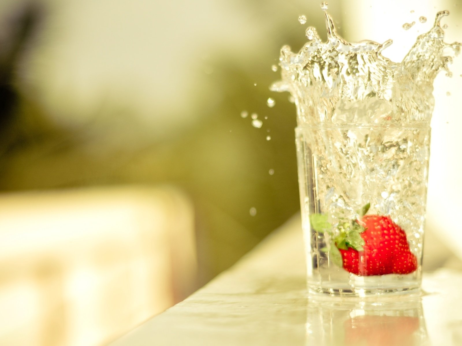 Обои вода, капли, клубника, стол, всплеск, стакан, water, drops, strawberry, table, splash, glass разрешение 2597x1724 Загрузить