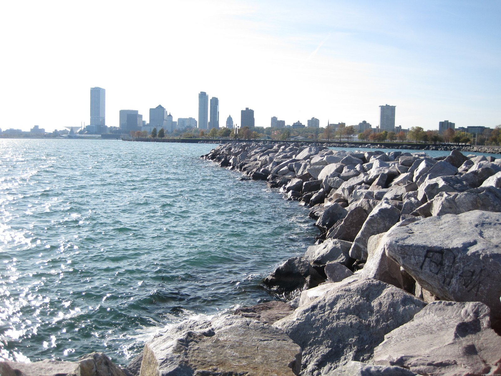 Обои вода, камни, море, город, побережье, дома, здания, water, stones, sea, the city, coast, home, building разрешение 2816x2112 Загрузить