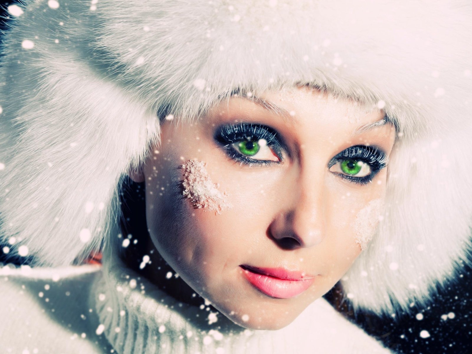 Обои глаза, лицо, снег, шапка, зима, зеленые глаза, девушка, снежинки, портрет, взгляд, модель, eyes, face, snow, hat, winter, green eyes, girl, snowflakes, portrait, look, model разрешение 2560x1600 Загрузить