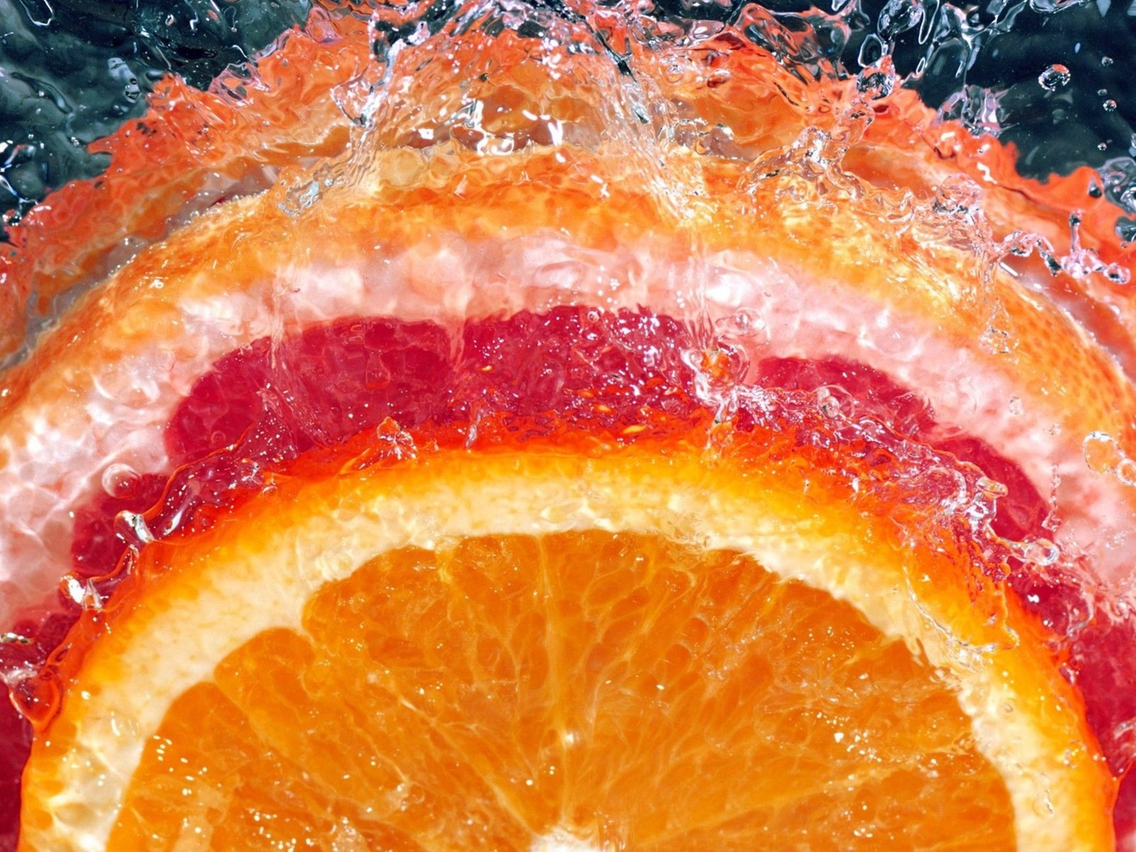 Фруктовые дольки. Апельсин в разрезе. Сочные фрукты. Сочный апельсин. Фрукты в воде.