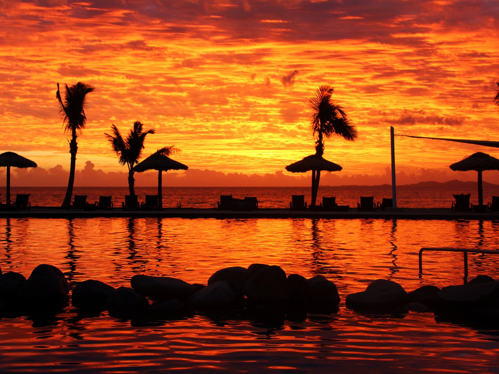 Обои закат, пальмы, океан, басеин, denarau island, fiji, sunset, palm trees, the ocean, pool разрешение 3840x2400 Загрузить
