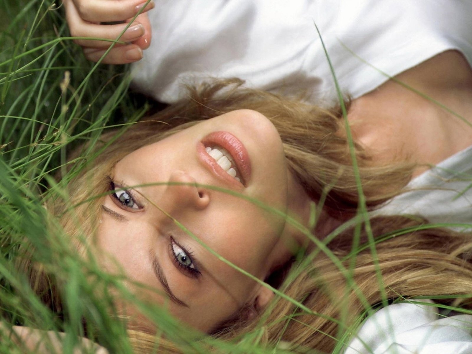 Обои трава, блондинка, улыбка, взгляд, grass, blonde, smile, look разрешение 2560x1600 Загрузить