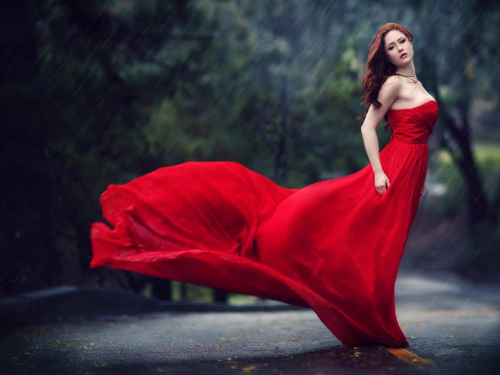 Моника Хайкова в Красном платье