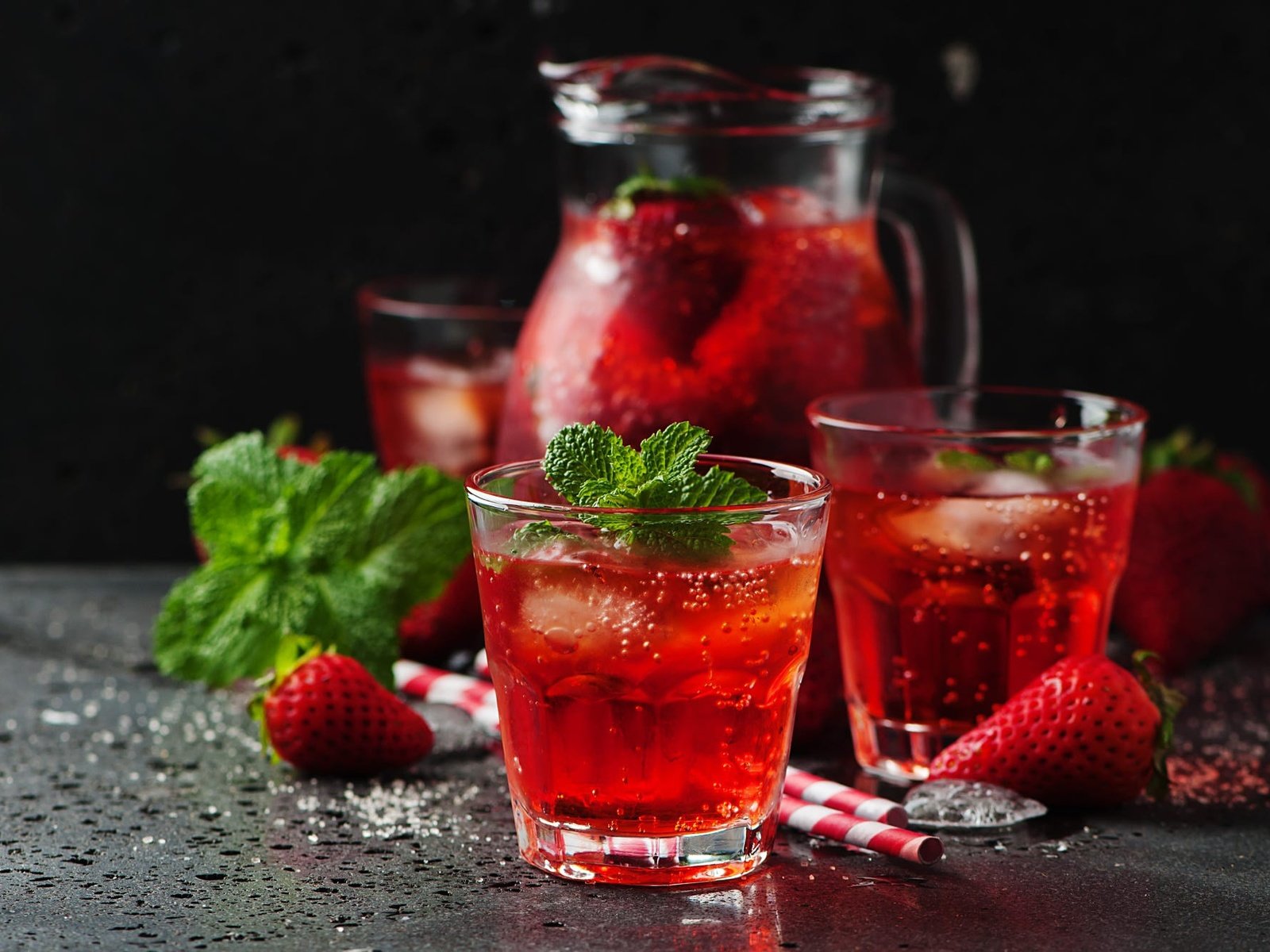 Обои мята, напиток, клубника, лёд, стакан, кувшин, трубочка, лимонад, mint, drink, strawberry, ice, glass, pitcher, tube, lemonade разрешение 2000x1329 Загрузить