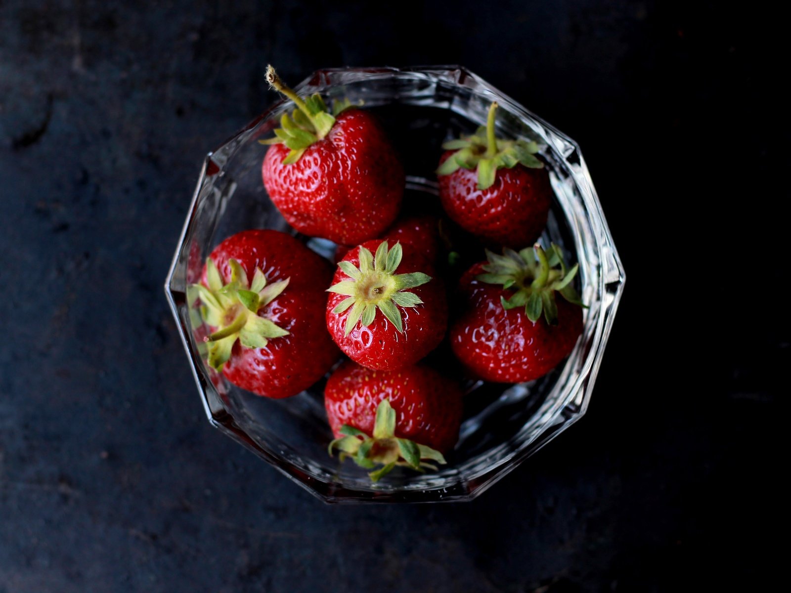 Обои клубника, черный фон, ягоды, спелая клубника, strawberry, black background, berries, ripe strawberries разрешение 4272x2848 Загрузить