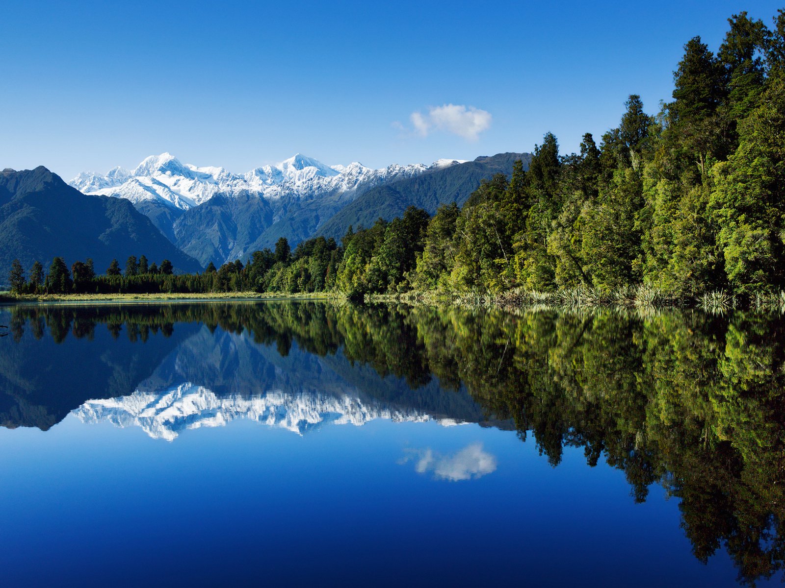 Обои небо, вода, озеро, лес, отражение, гора, новая зеландия, the sky, water, lake, forest, reflection, mountain, new zealand разрешение 1920x1280 Загрузить