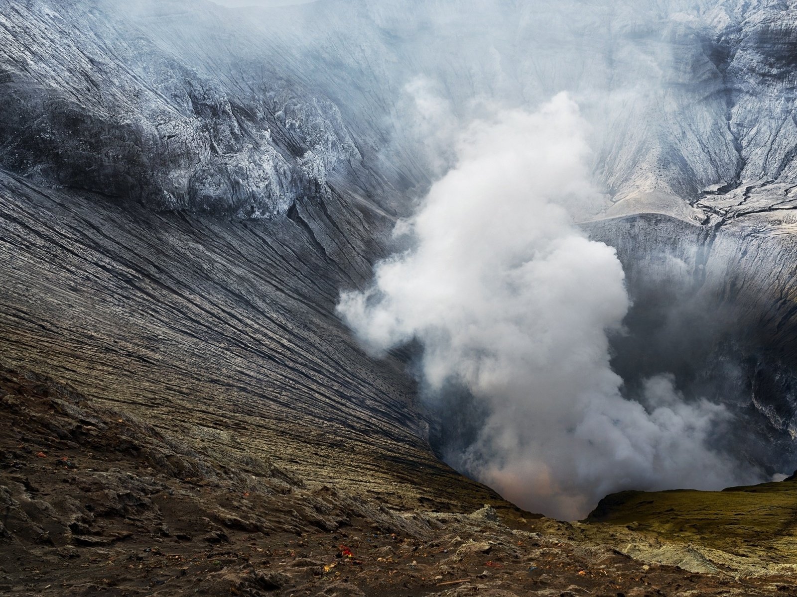 Обои природа, пейзаж, дым, кратер, вулкан, индонезия, ява, бромо, nature, landscape, smoke, crater, the volcano, indonesia, java, bromo разрешение 2500x1563 Загрузить