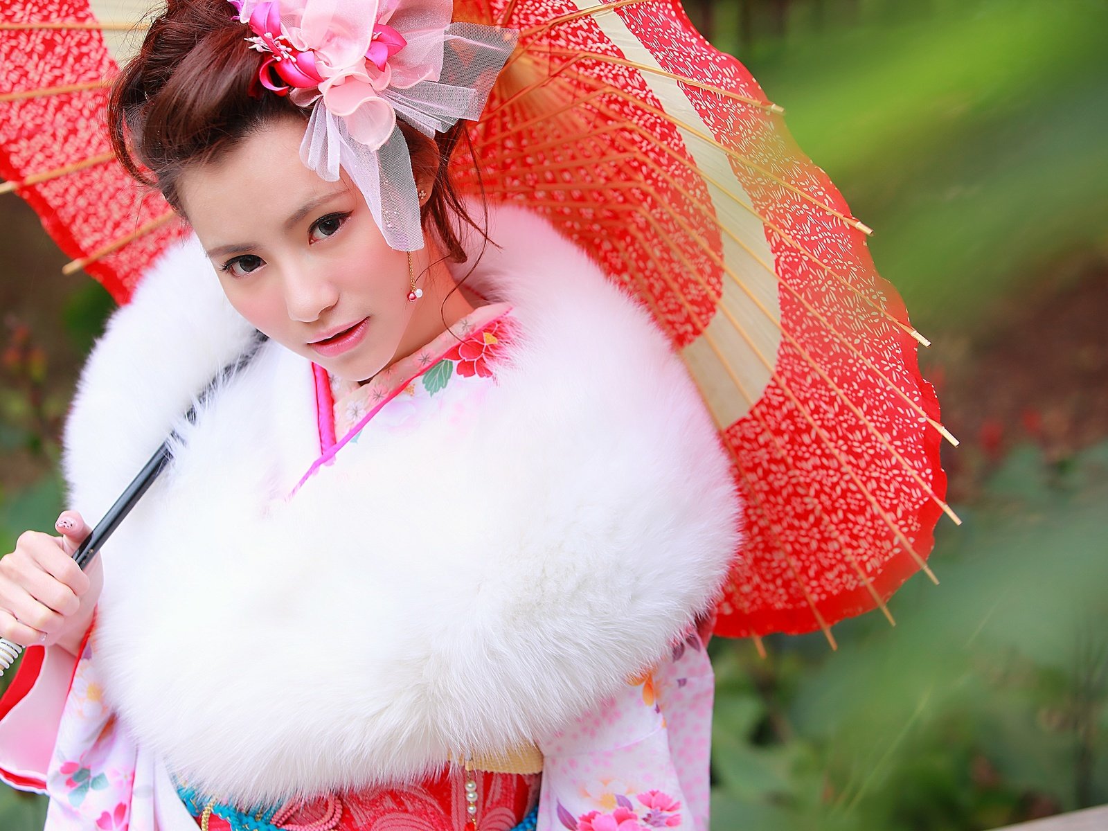 Обои стиль, азиатка, девушка, взгляд, волосы, лицо, зонтик, кимоно, мех, style, asian, girl, look, hair, face, umbrella, kimono, fur разрешение 5055x3370 Загрузить