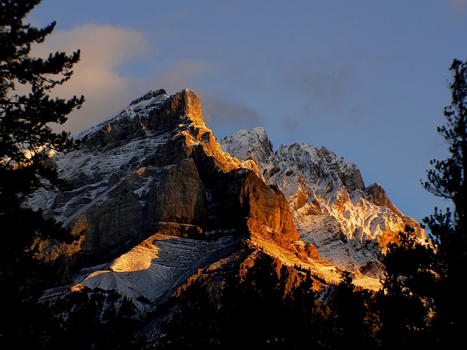 Обои горы, скалы, восход, снег, канада, национальный парк банф, mountains, rocks, sunrise, snow, canada, banff national park разрешение 2400x1733 Загрузить