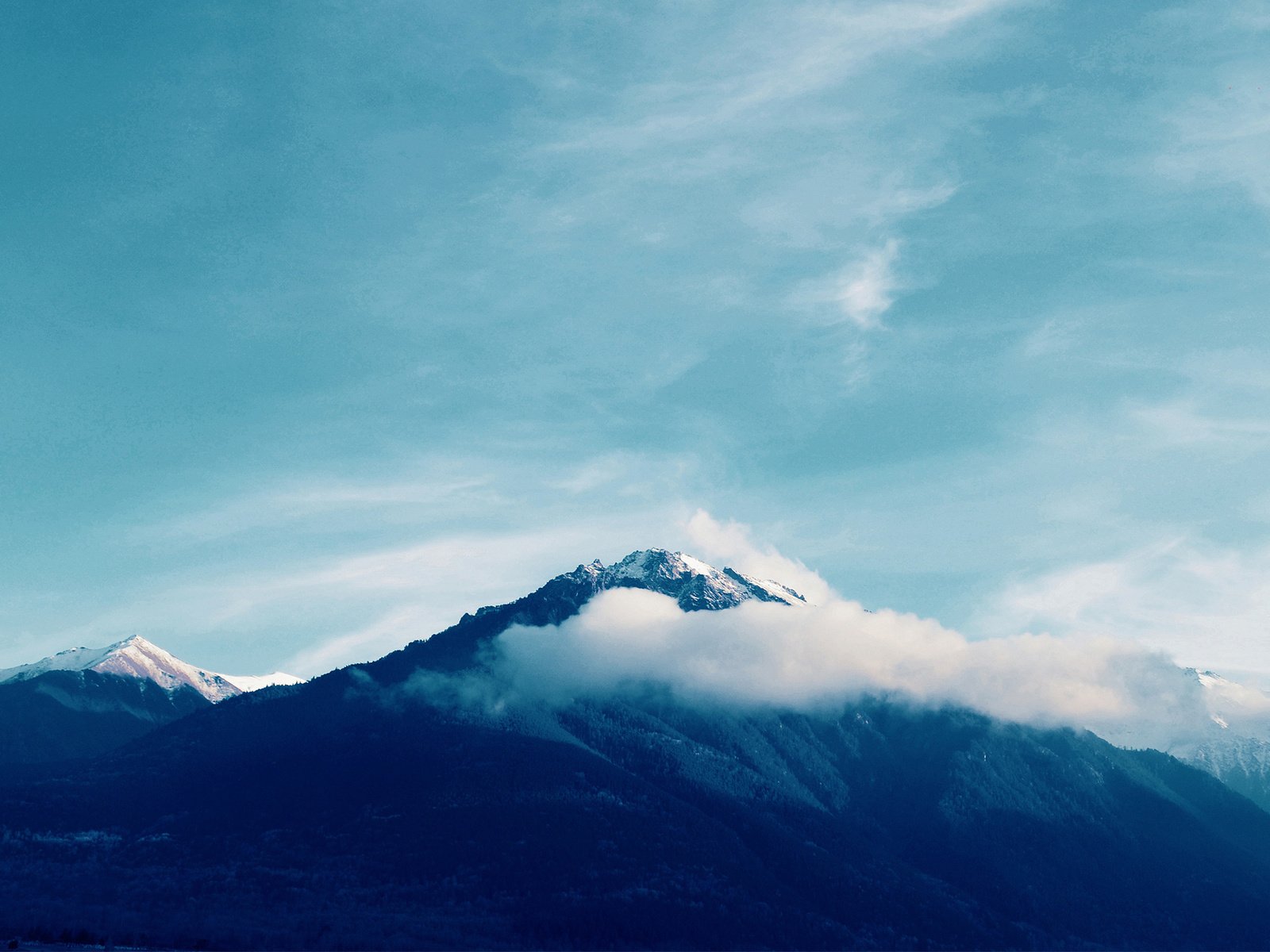 Обои небо, облака, горы, россия, кавказ, the sky, clouds, mountains, russia, the caucasus разрешение 2560x1440 Загрузить