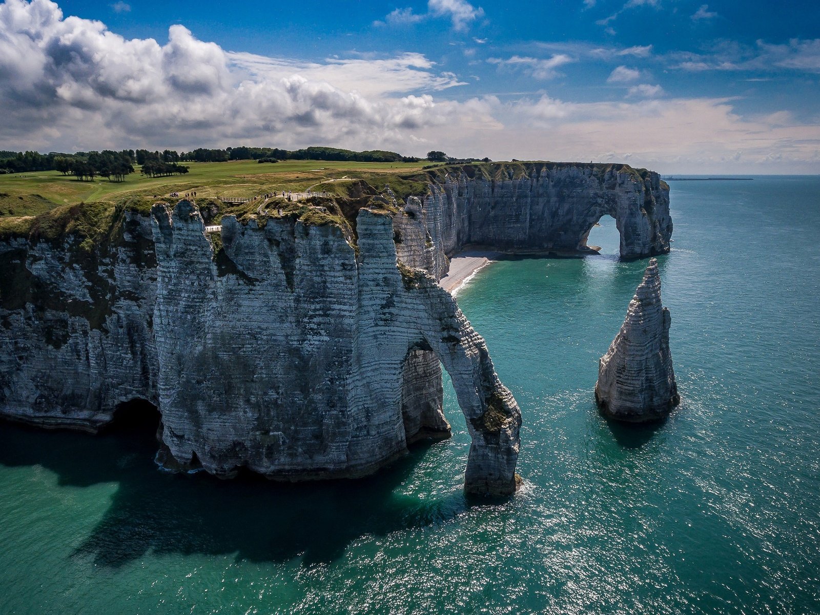 Обои небо, облака, скалы, море, франция, арка, этрета, the sky, clouds, rocks, sea, france, arch, étretat разрешение 2048x1320 Загрузить