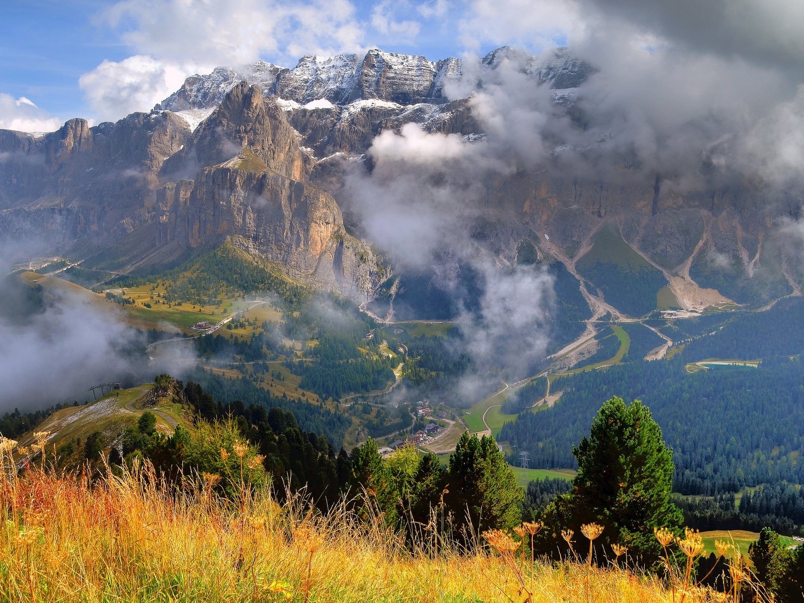 Обои небо, облака, горы, италия, трентино-альто-адидже, santa cristina valgardena, the sky, clouds, mountains, italy, trentino-alto adige / südtirol разрешение 2048x1356 Загрузить