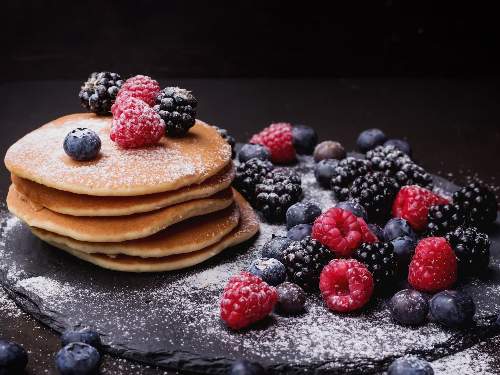Обои малина, ягоды, черника, сахарная пудра, блины, ежевика, raspberry, berries, blueberries, powdered sugar, pancakes, blackberry разрешение 4888x3414 Загрузить