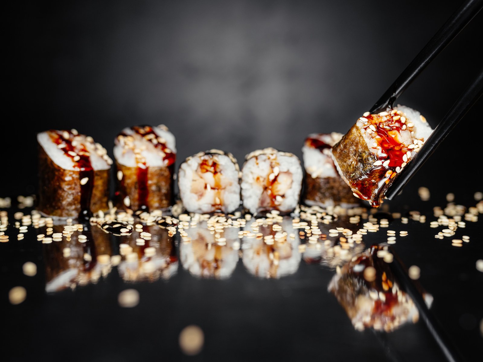 Обои черный фон, японии, рис, суши, rice, морепродукты, булка, black background, japan, figure, sushi, seafood, roll разрешение 5563x3714 Загрузить