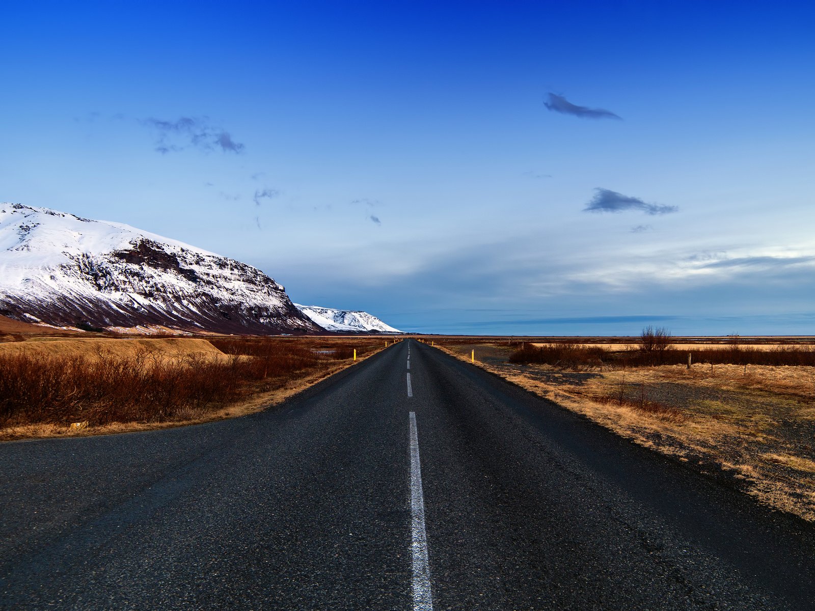 Обои небо, дорога, горы, природа, горизонт, исландия, снежные вершины, the sky, road, mountains, nature, horizon, iceland, snowy peaks разрешение 3840x2400 Загрузить