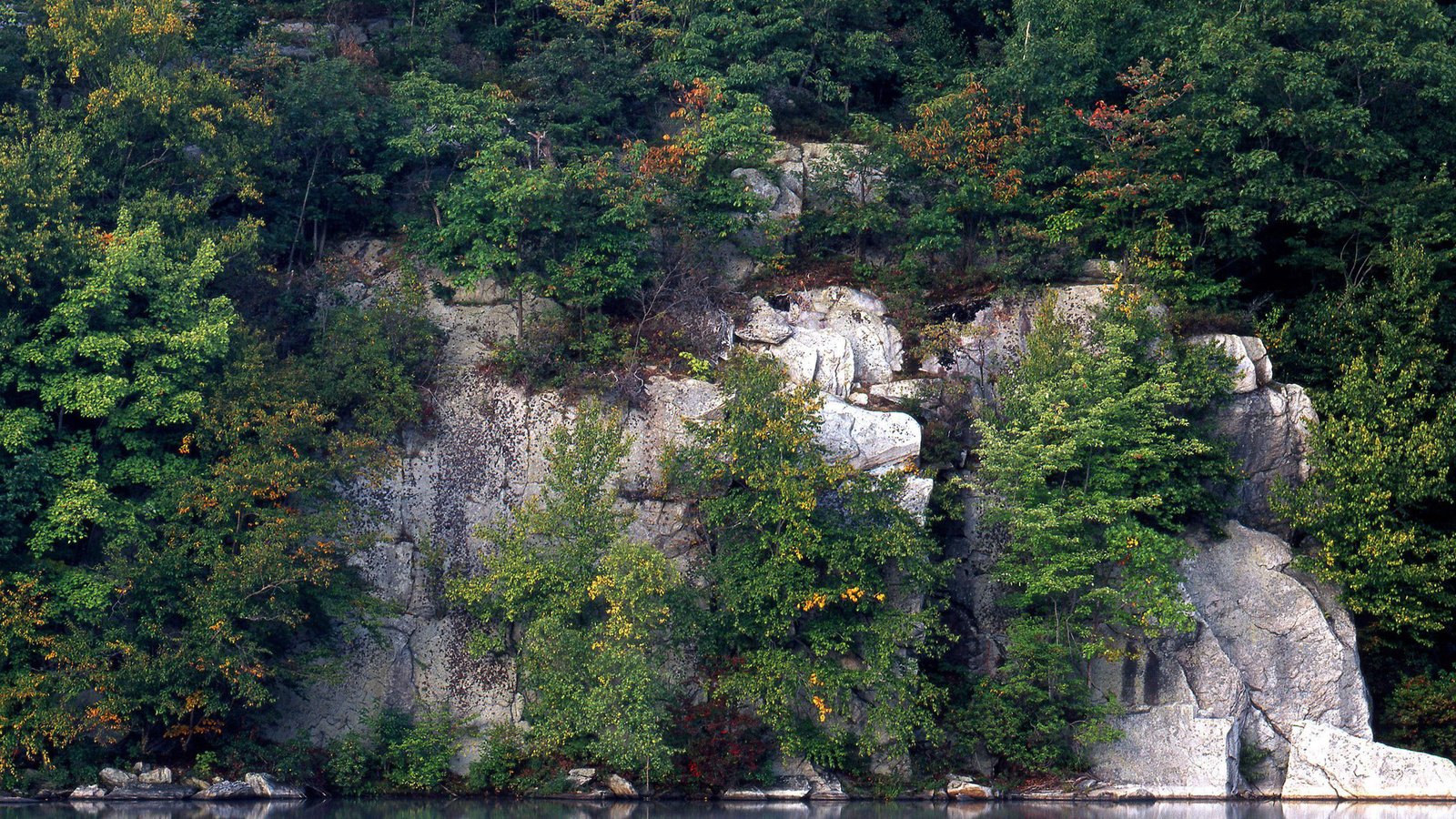 Обои деревья, вода, скалы, отражение, trees, water, rocks, reflection разрешение 2560x1920 Загрузить