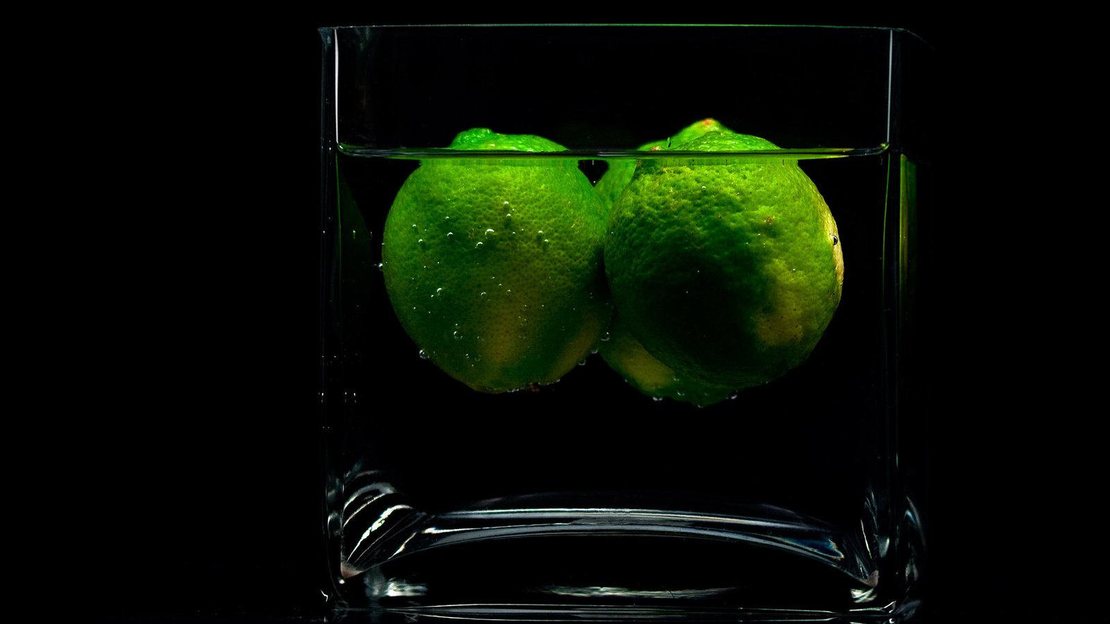 Обои вода, тень, черный фон, фрукт, лайм, стакан, жидкость, water, shadow, black background, fruit, lime, glass, liquid разрешение 2560x1600 Загрузить